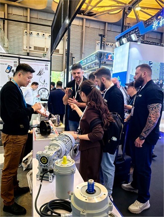 艾思捷傳動(dòng)參加2024年亞洲動(dòng)力傳動(dòng)與控制技術(shù)展覽會 (2).jpg